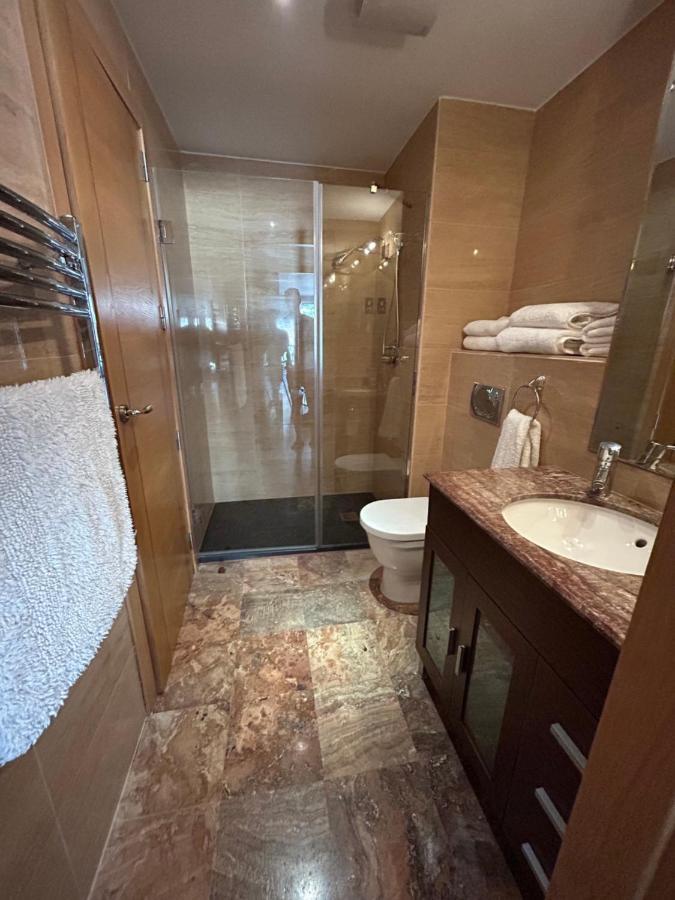 Ocean Village Luxury 2 Bed 2 Bath Apartment - Amazing Views - Pools And Jacuzzis ยิบรอลตาร์ ภายนอก รูปภาพ