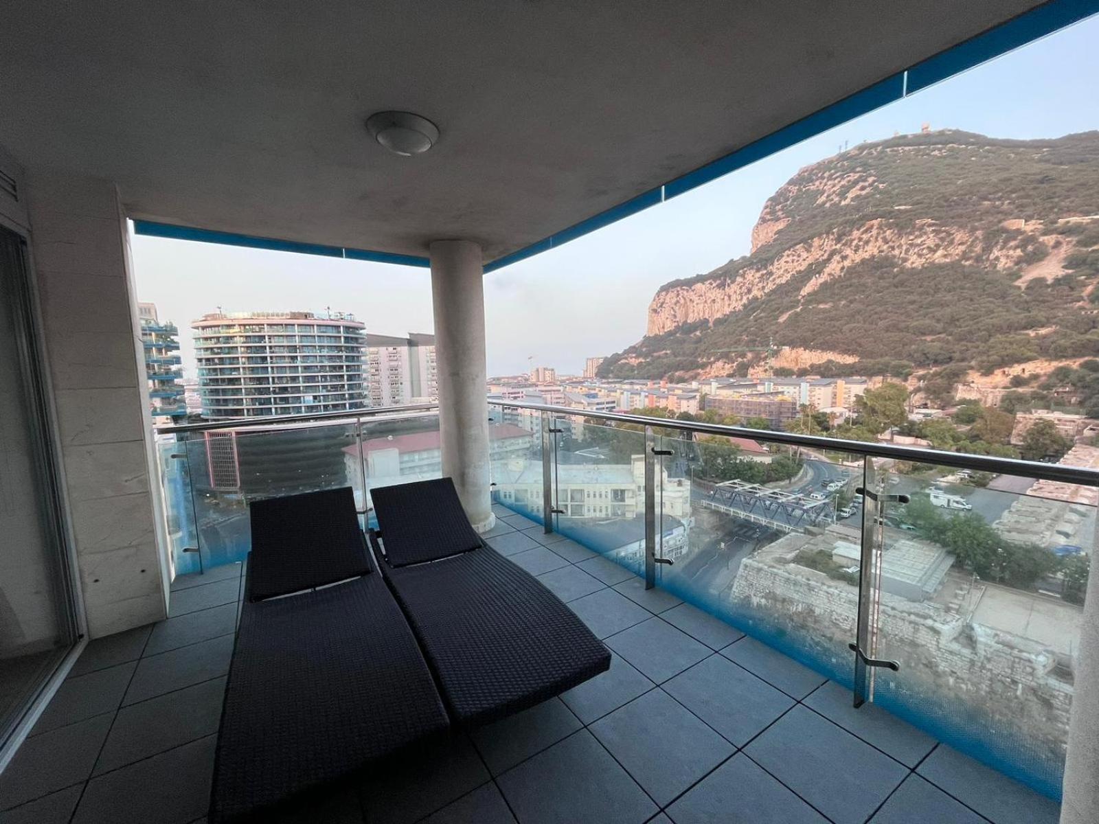 Ocean Village Luxury 2 Bed 2 Bath Apartment - Amazing Views - Pools And Jacuzzis ยิบรอลตาร์ ภายนอก รูปภาพ
